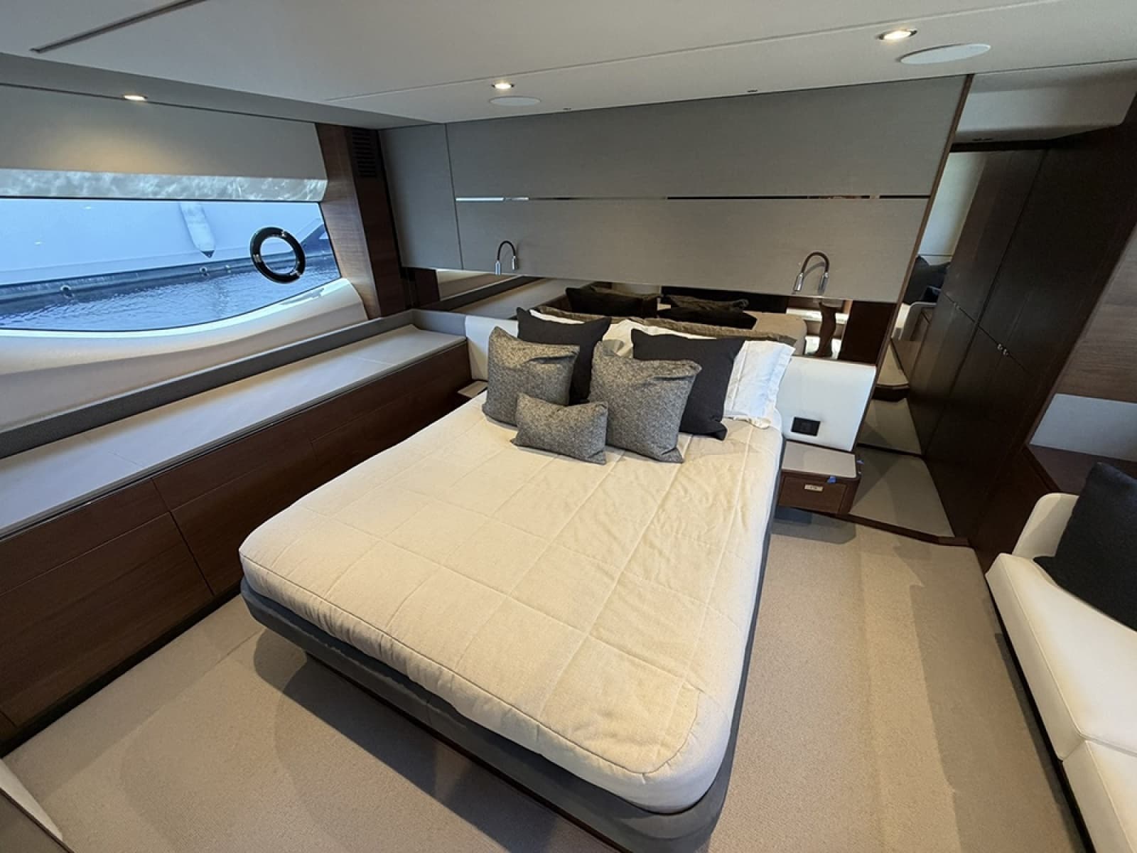 2023 Princess S66 Sportbridge - Photo 10
