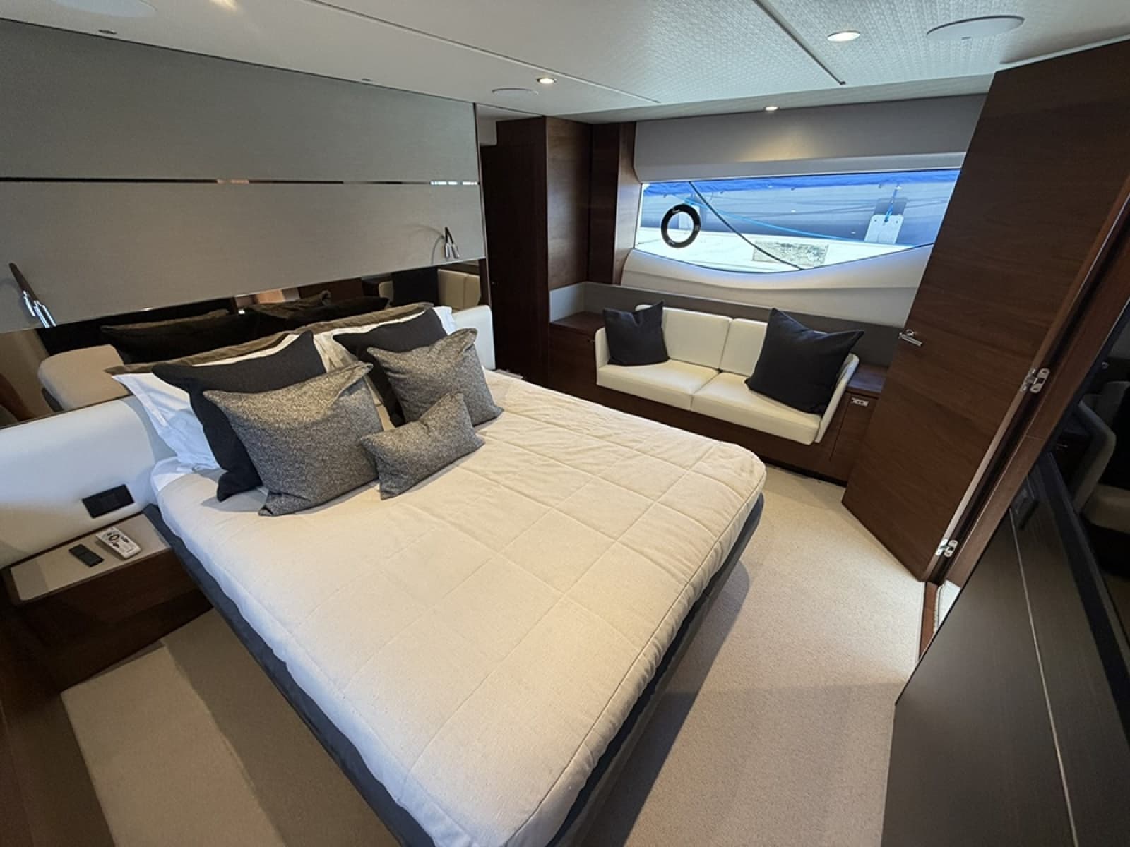 2023 Princess S66 Sportbridge - Photo 11