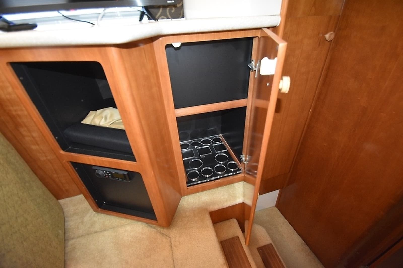 2001 Carver 356 Motoryacht - Photo 50