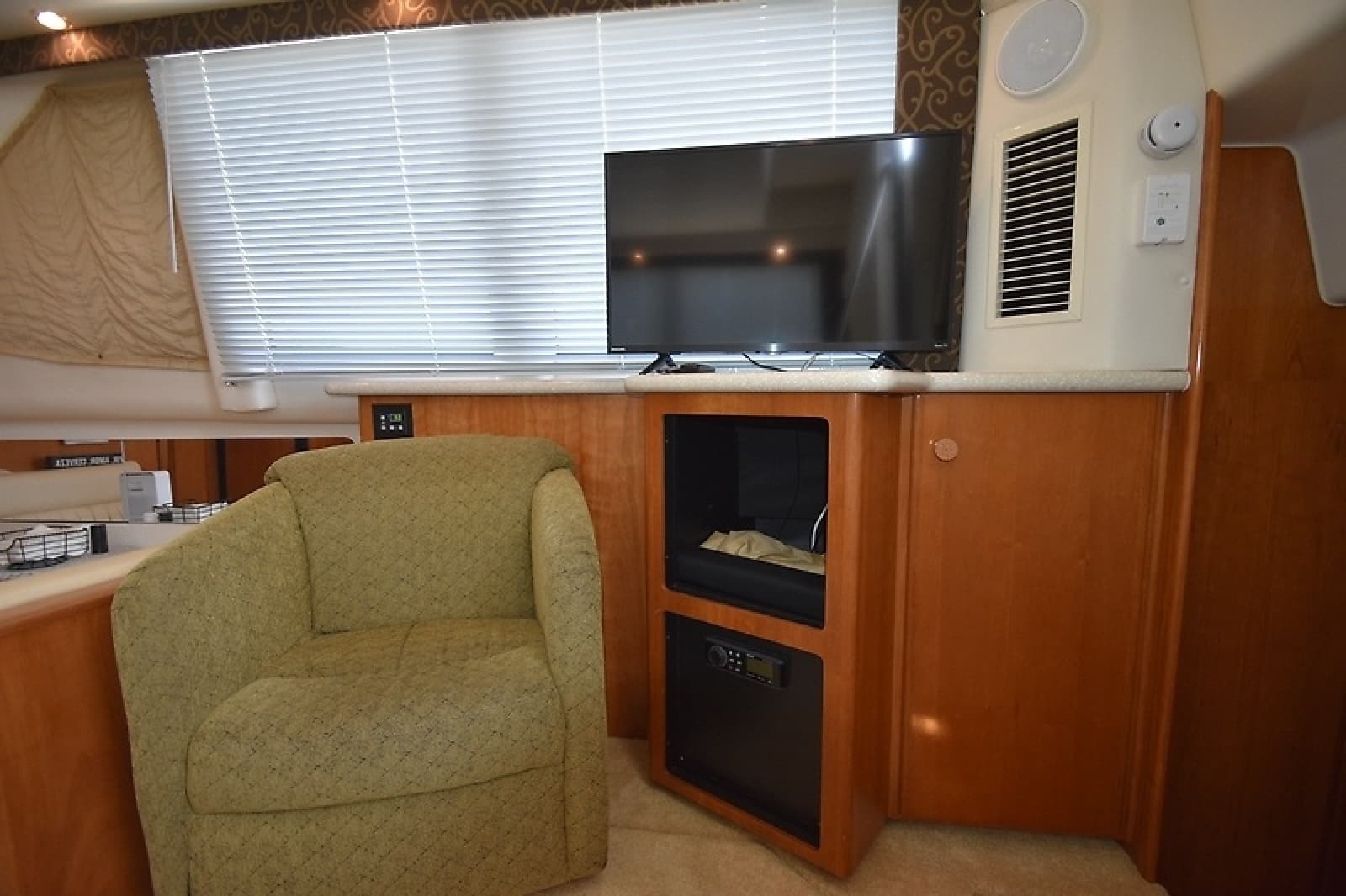 2001 Carver 356 Motoryacht - Photo 26