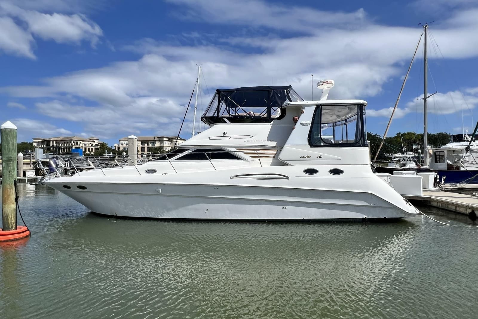 1999 Sea Ray 420 Aft Cabin - Photo 2