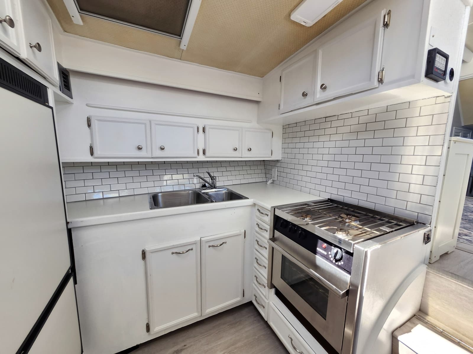 1977 Viking 43 - Photo 15