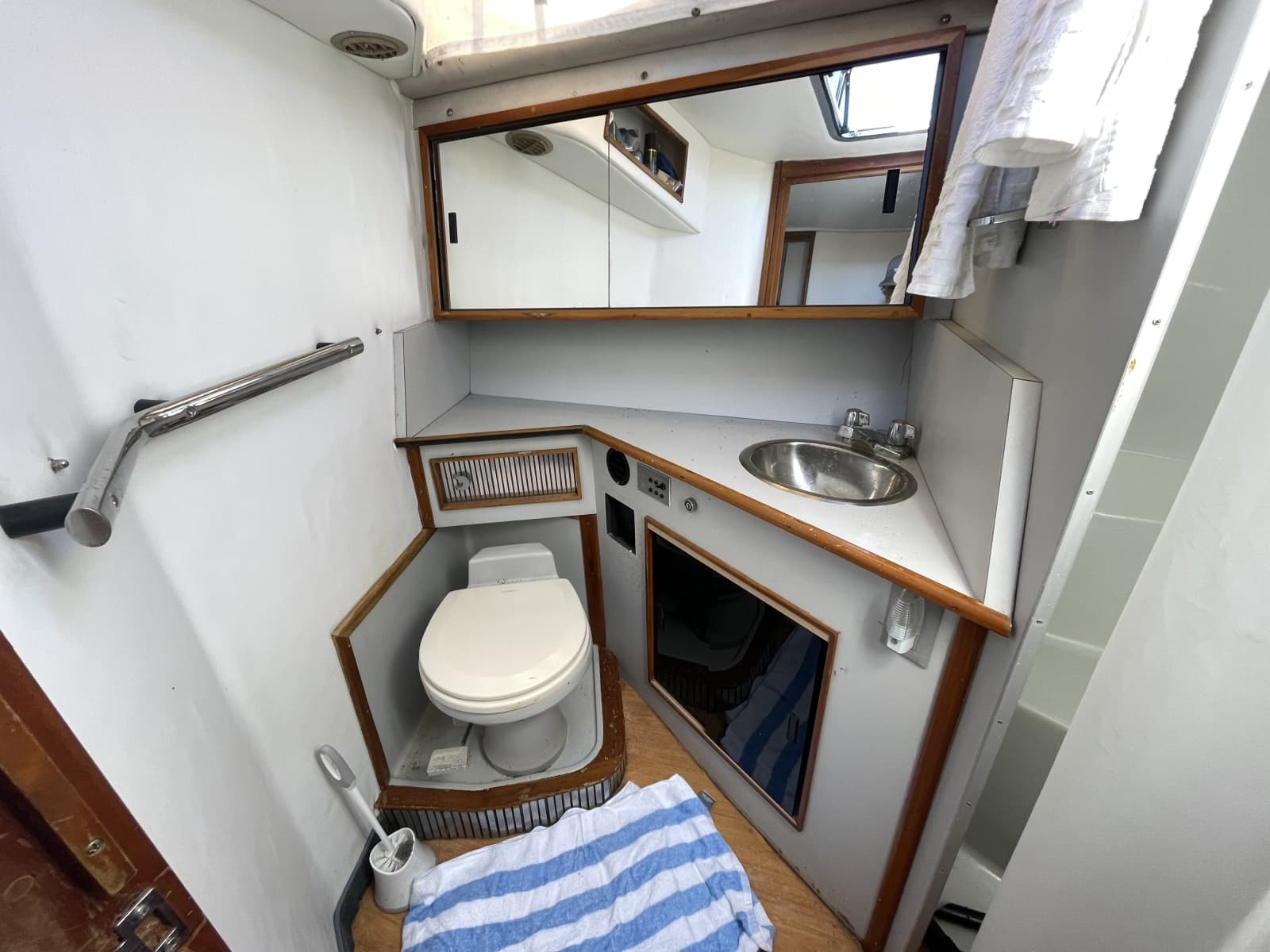 1990 Sea Ray 390 Express Cruiser - Photo 15