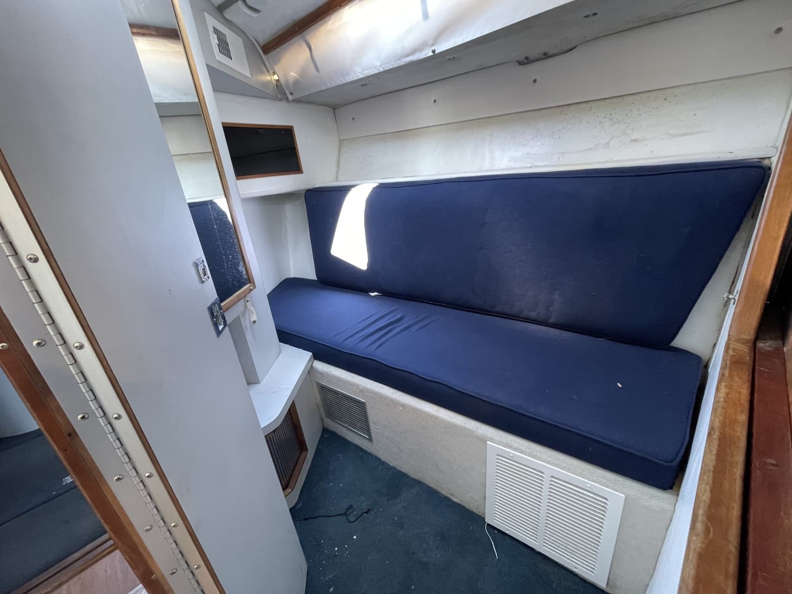 1990 Sea Ray 390 Express Cruiser - Photo 14