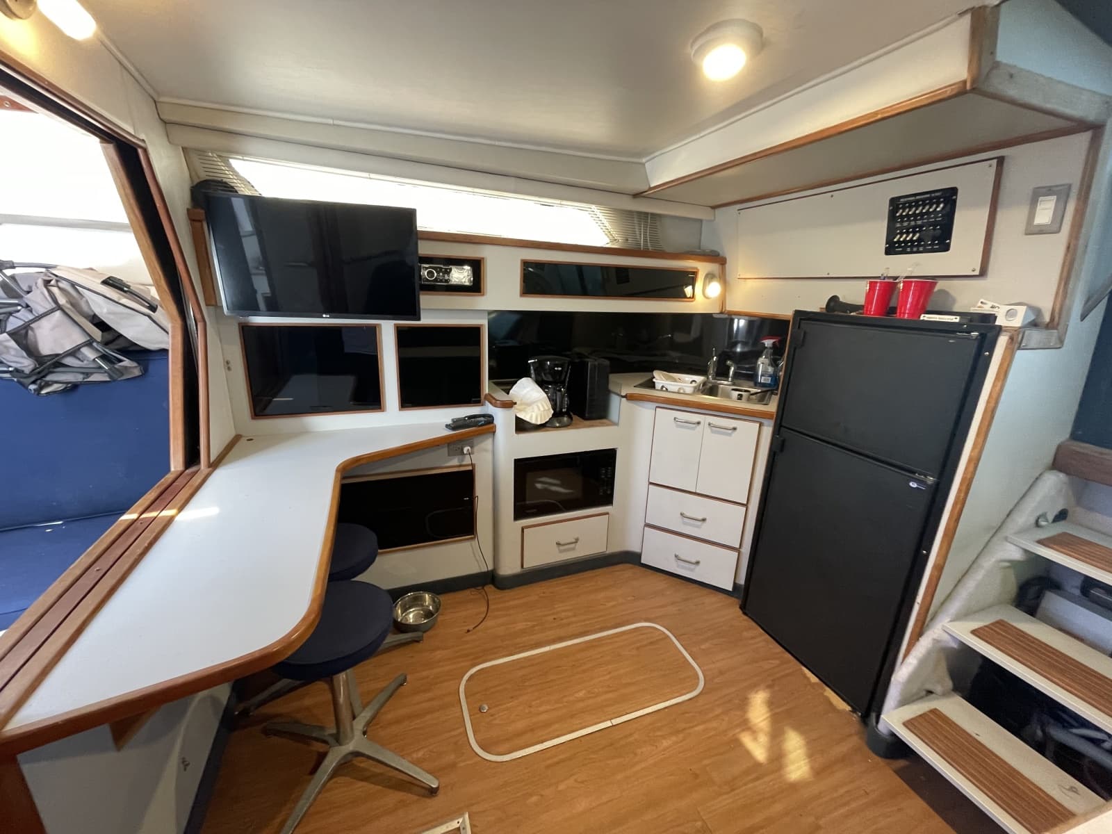 1990 Sea Ray 390 Express Cruiser - Photo 11
