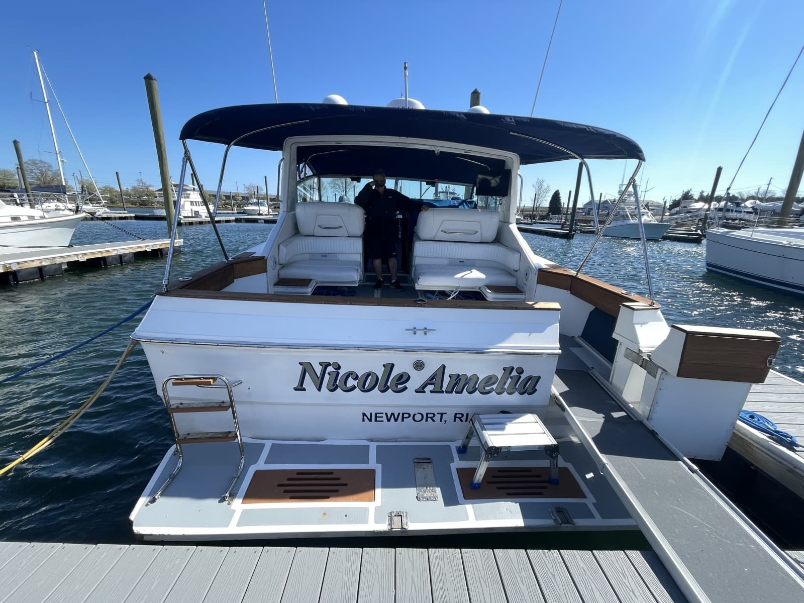 1990 Sea Ray 390 Express Cruiser - Photo 3