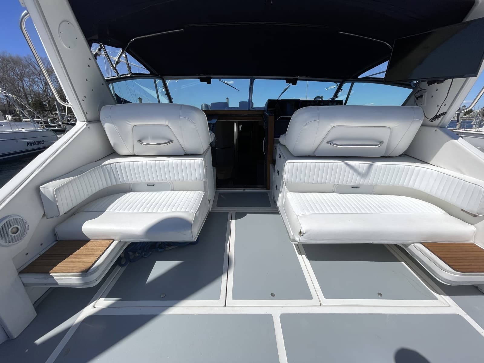 1990 Sea Ray 390 Express Cruiser - Photo 5
