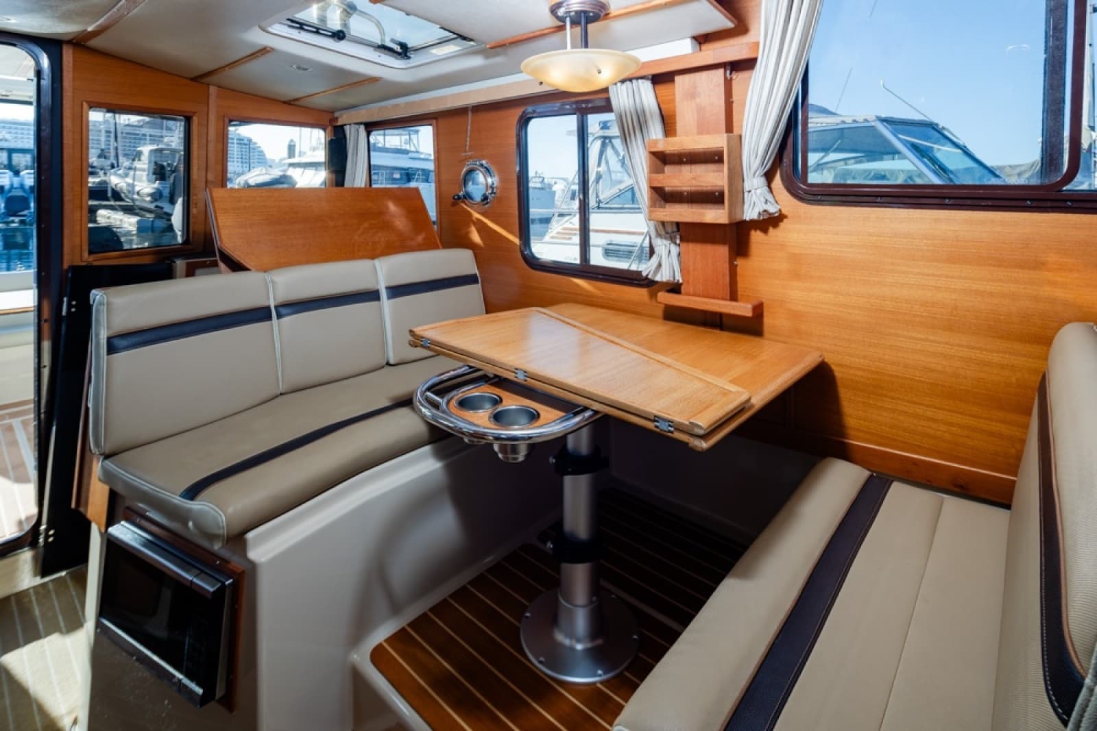 2018 Ranger Tugs 31 Sedan - Photo 4