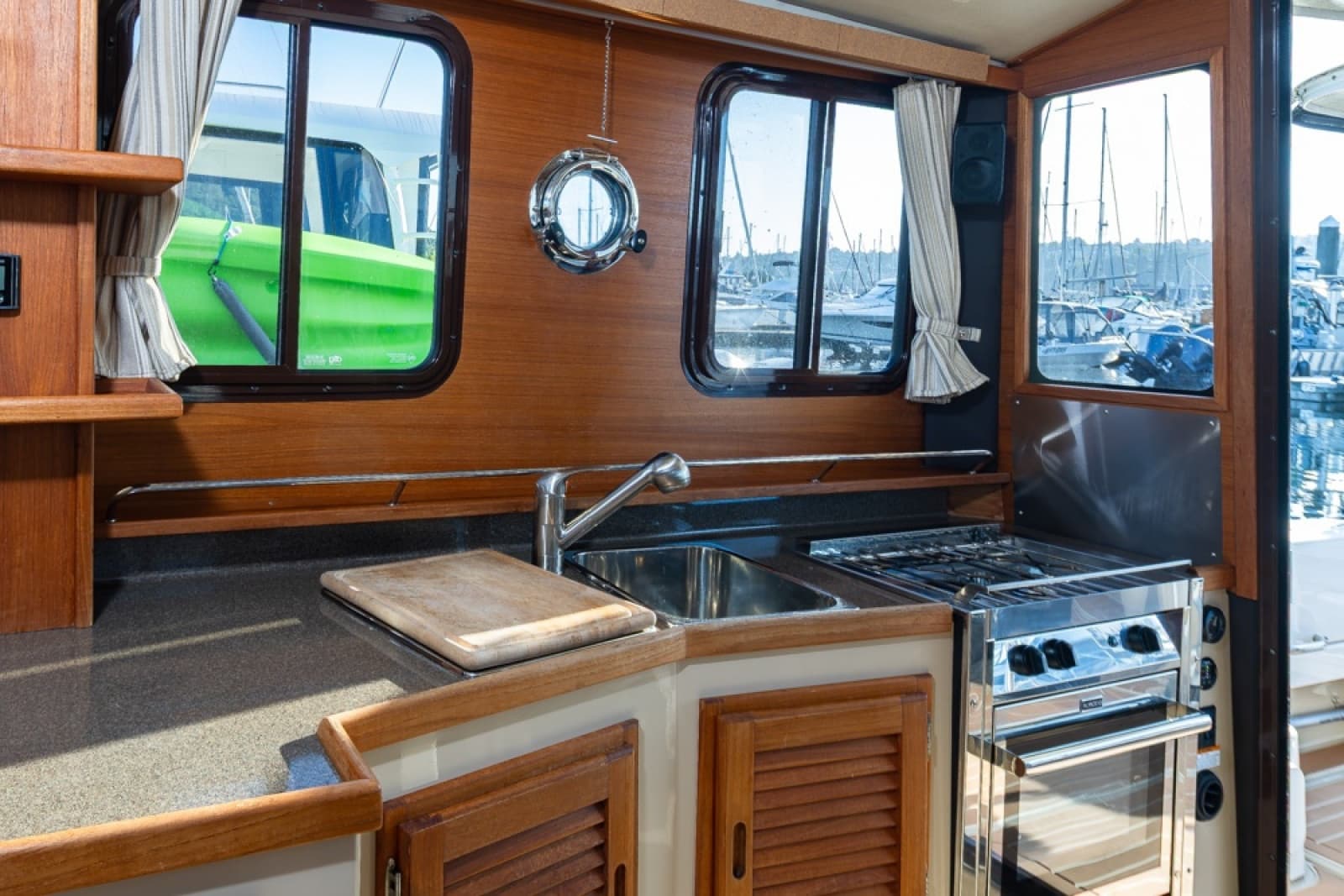 2018 Ranger Tugs 31 Sedan - Photo 6