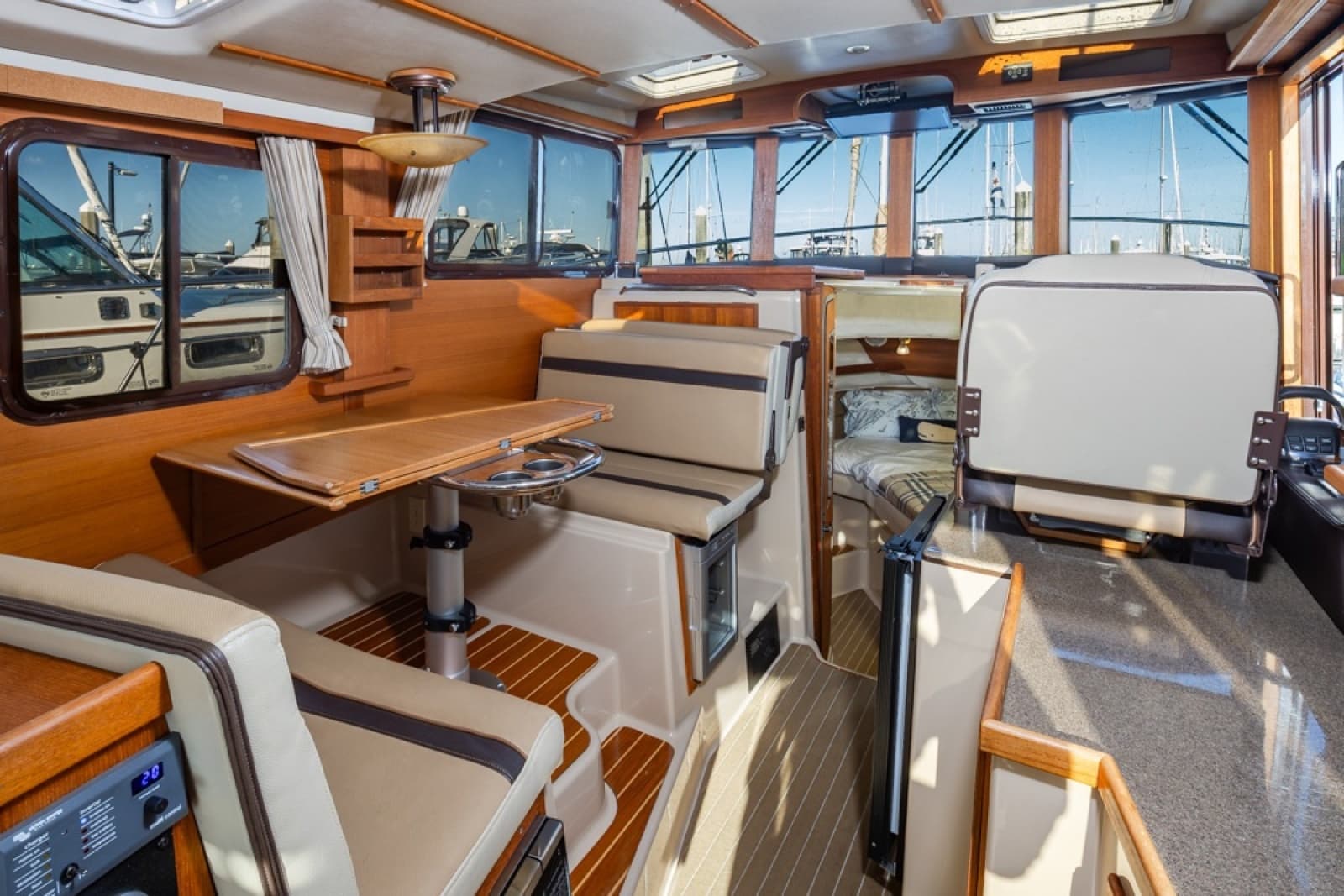 2018 Ranger Tugs 31 Sedan - Photo 3