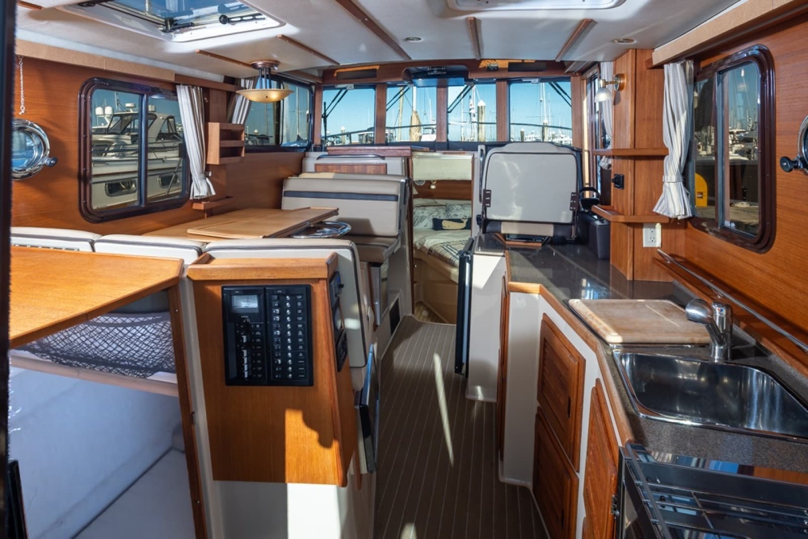 2018 Ranger Tugs 31 Sedan - Photo 5