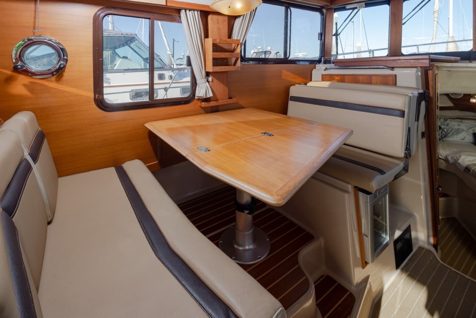 2018 Ranger Tugs 31 Sedan - Photo 2