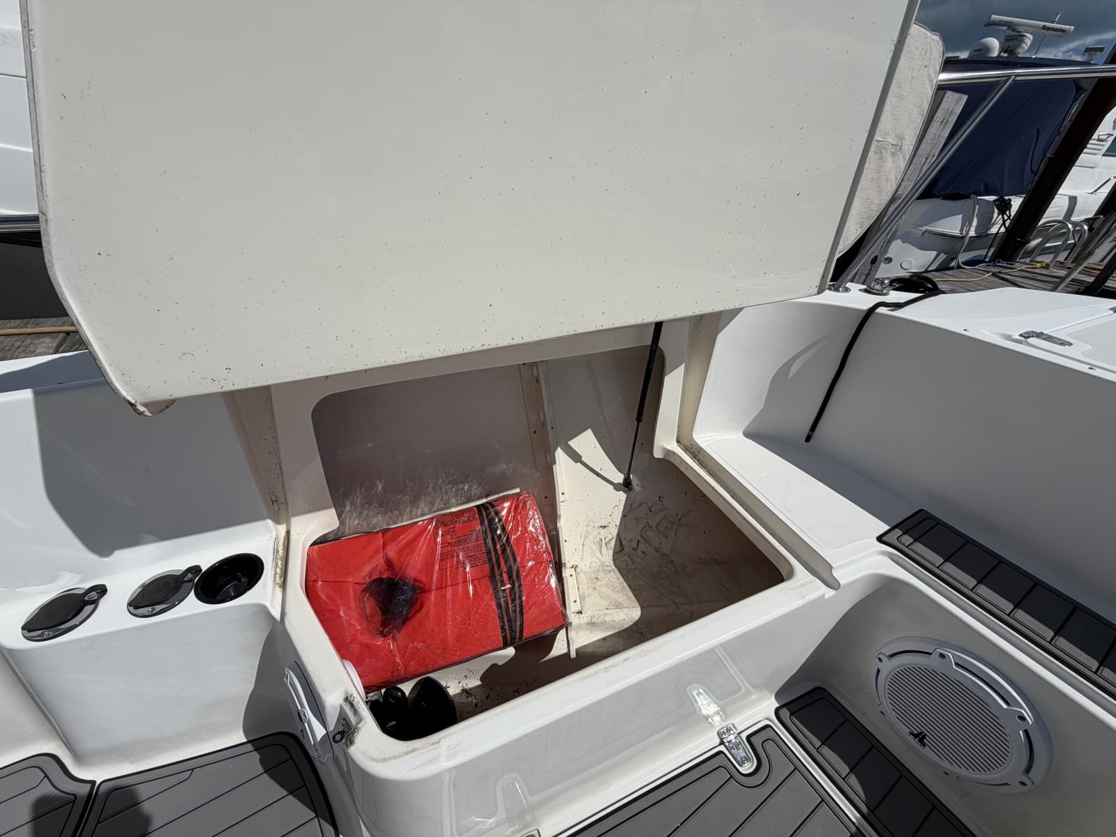1999 Boston Whaler 26 Outrage - Photo 20