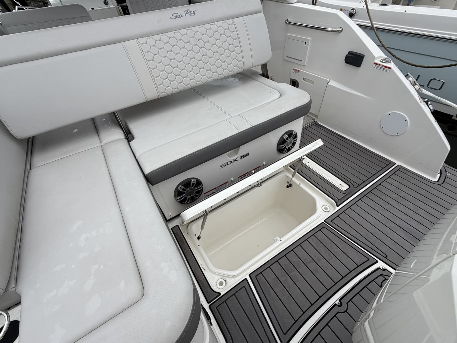 2023 Sea Ray 250 Outboard - Photo 16