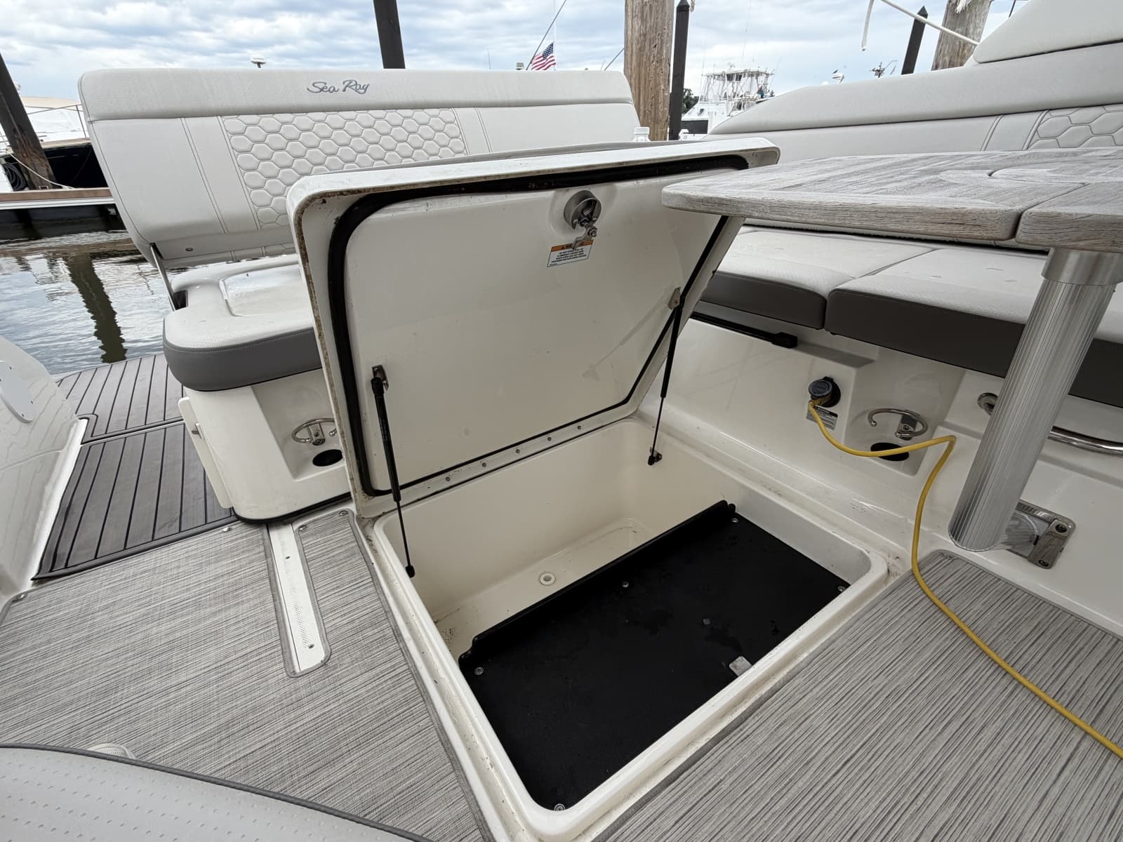 2023 Sea Ray 250 Outboard - Photo 18