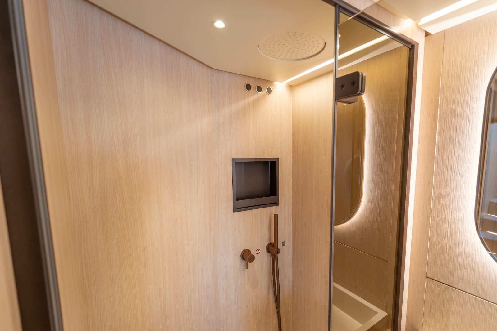 2025 Azimut Seadeck 6 - Photo 47