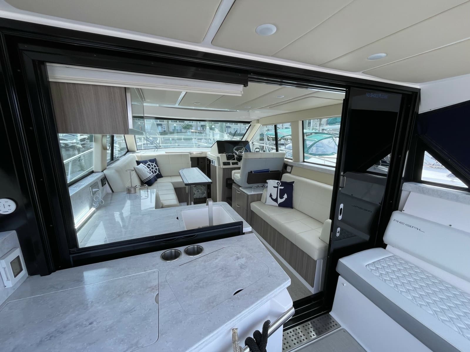 2022 Regal 38 Grand Coupe - Photo 15