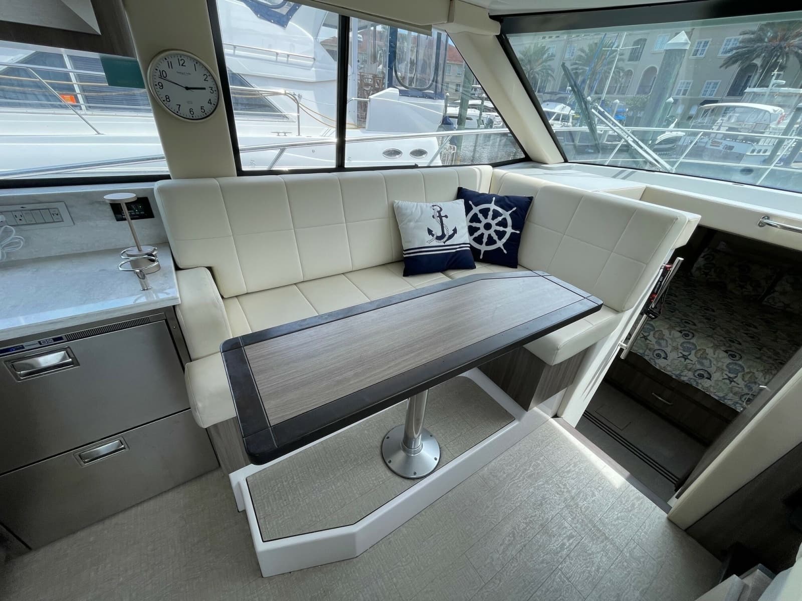 2022 Regal 38 Grand Coupe - Photo 16