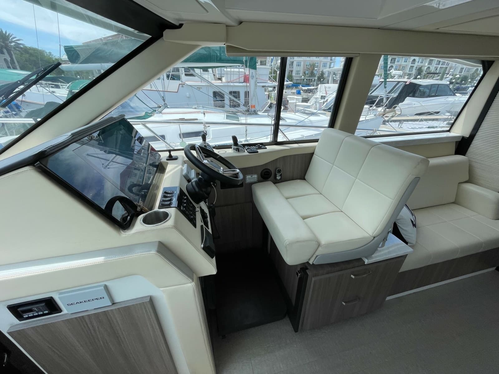 2022 Regal 38 Grand Coupe - Photo 18