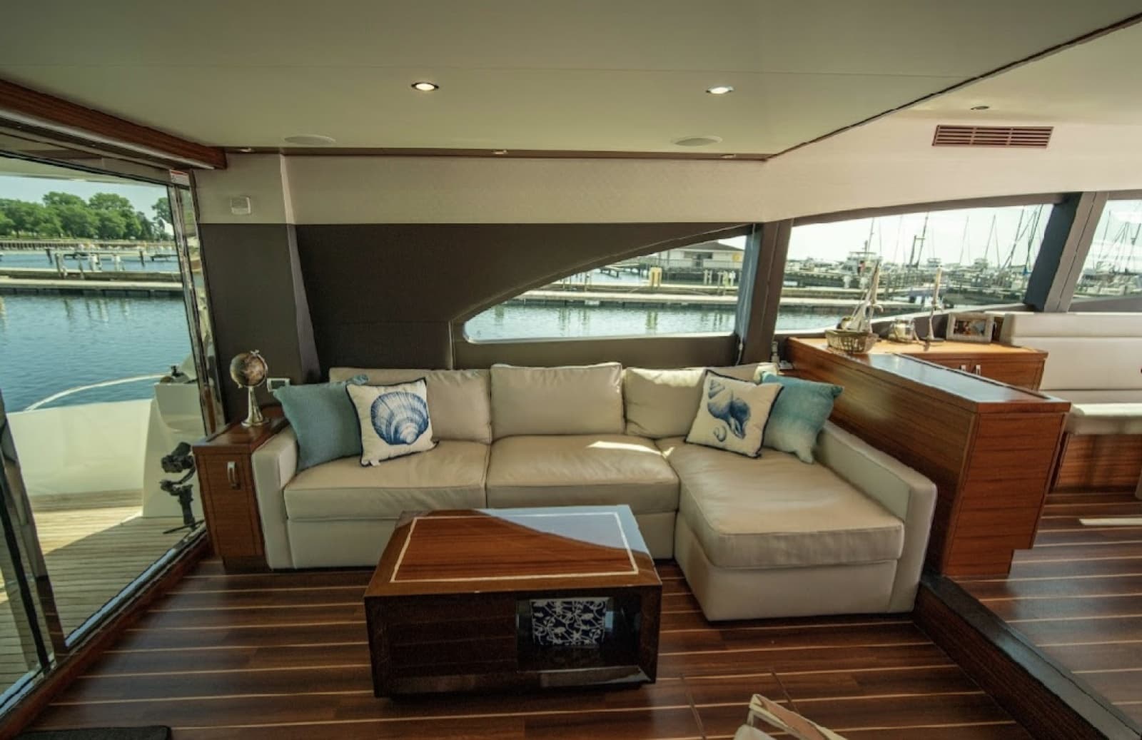 2017 Hatteras 60 Motoryacht - Photo 3