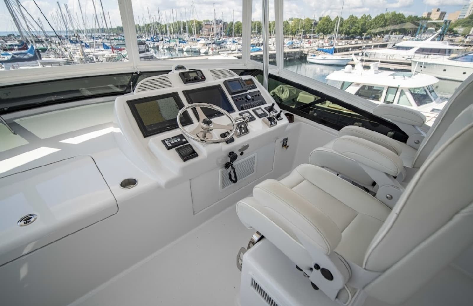 2017 Hatteras 60 Motoryacht - Photo 16