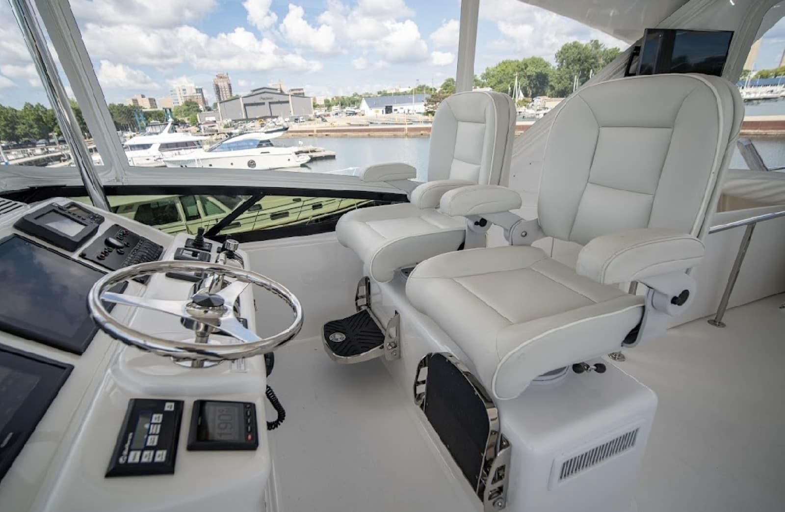 2017 Hatteras 60 Motoryacht - Photo 18