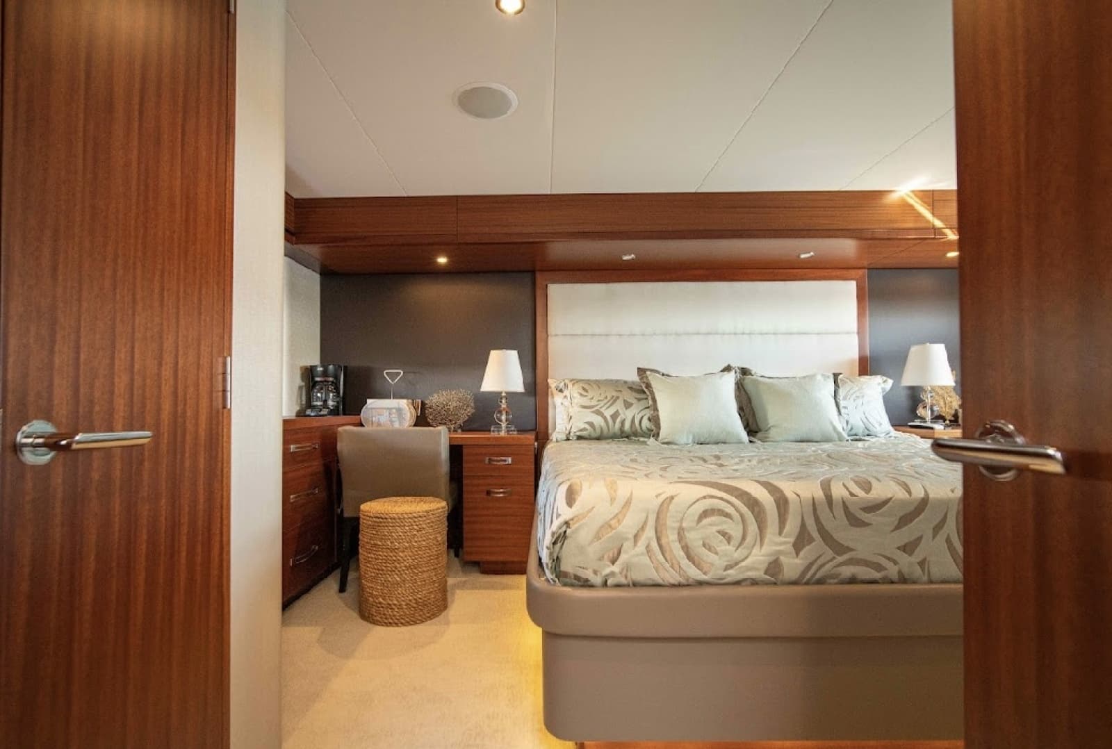 2017 Hatteras 60 Motoryacht - Photo 9