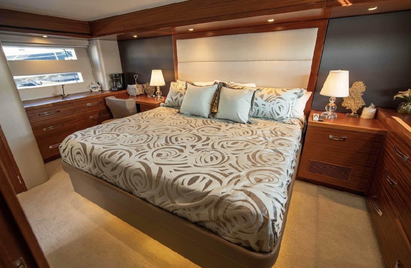 2017 Hatteras 60 Motoryacht - Photo 8