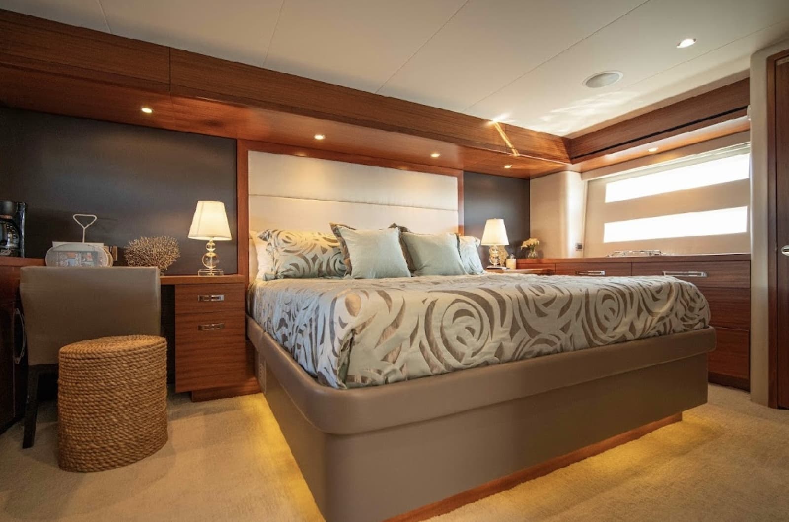2017 Hatteras 60 Motoryacht - Photo 10
