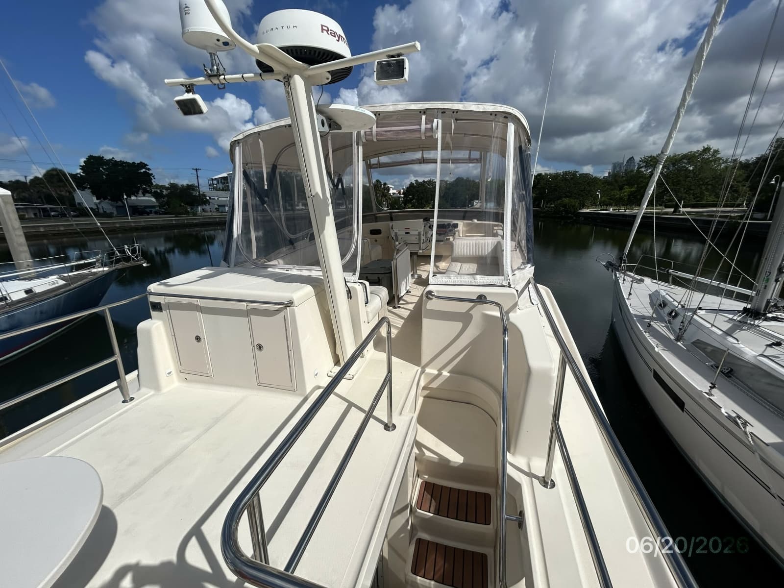 2004 Mainship 400 - Photo 34