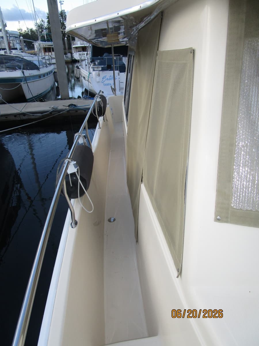 2004 Mainship 400 - Photo 17