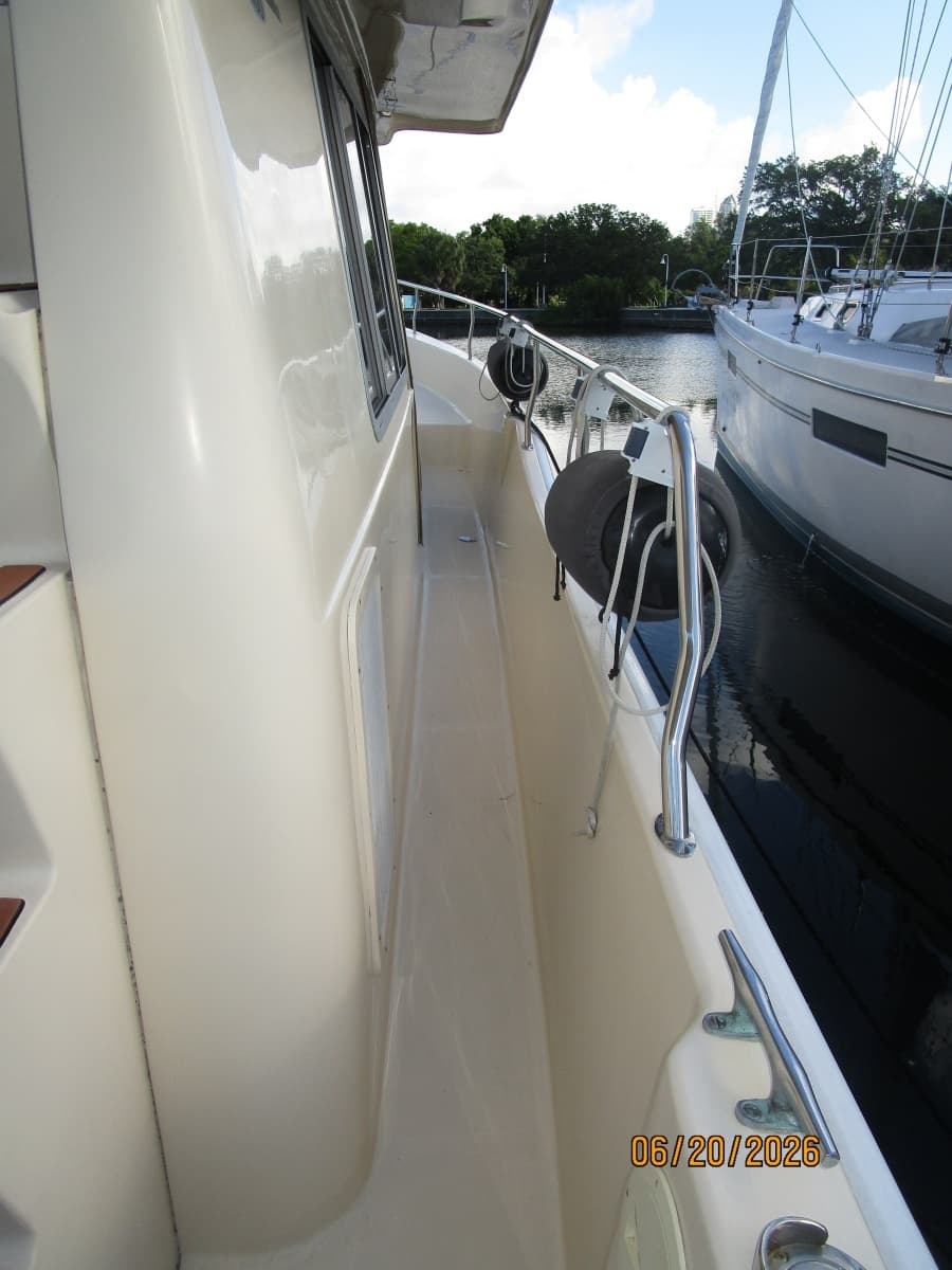 2004 Mainship 400 - Photo 16