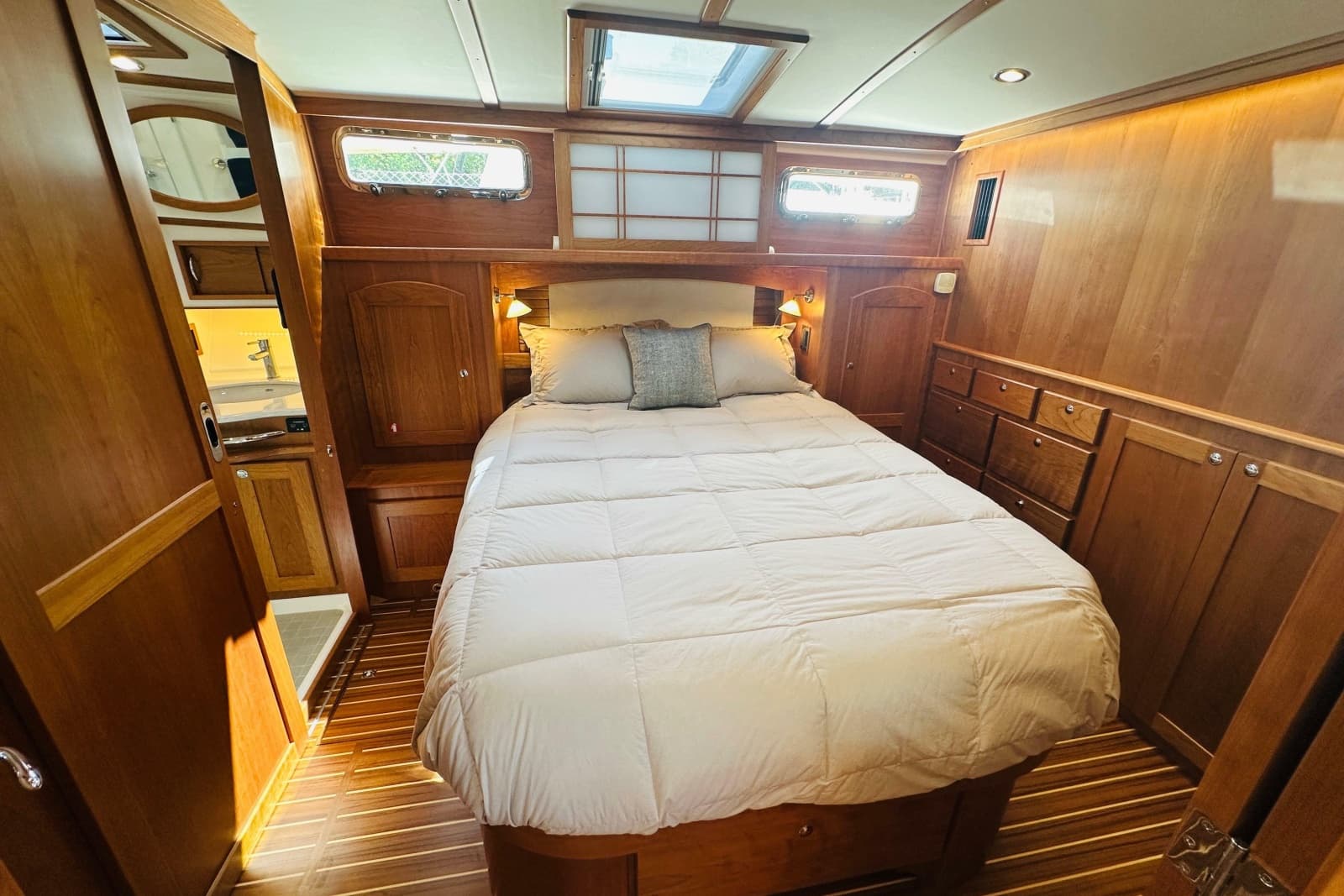 2025 Sabre 48 Salon Express - Photo 37