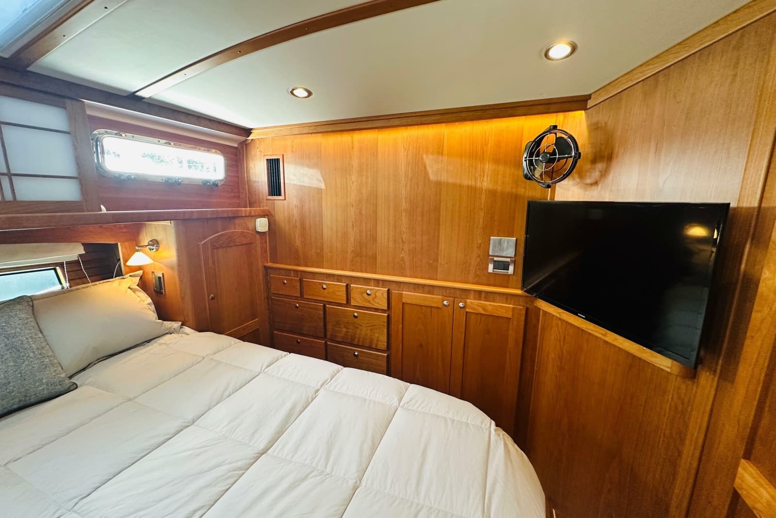2025 Sabre 48 Salon Express - Photo 38