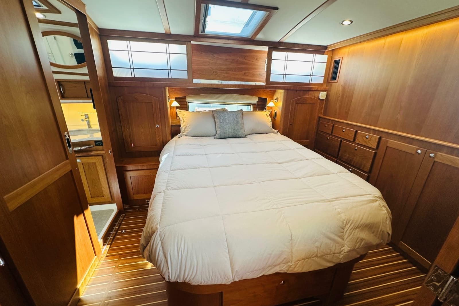 2025 Sabre 48 Salon Express - Photo 39