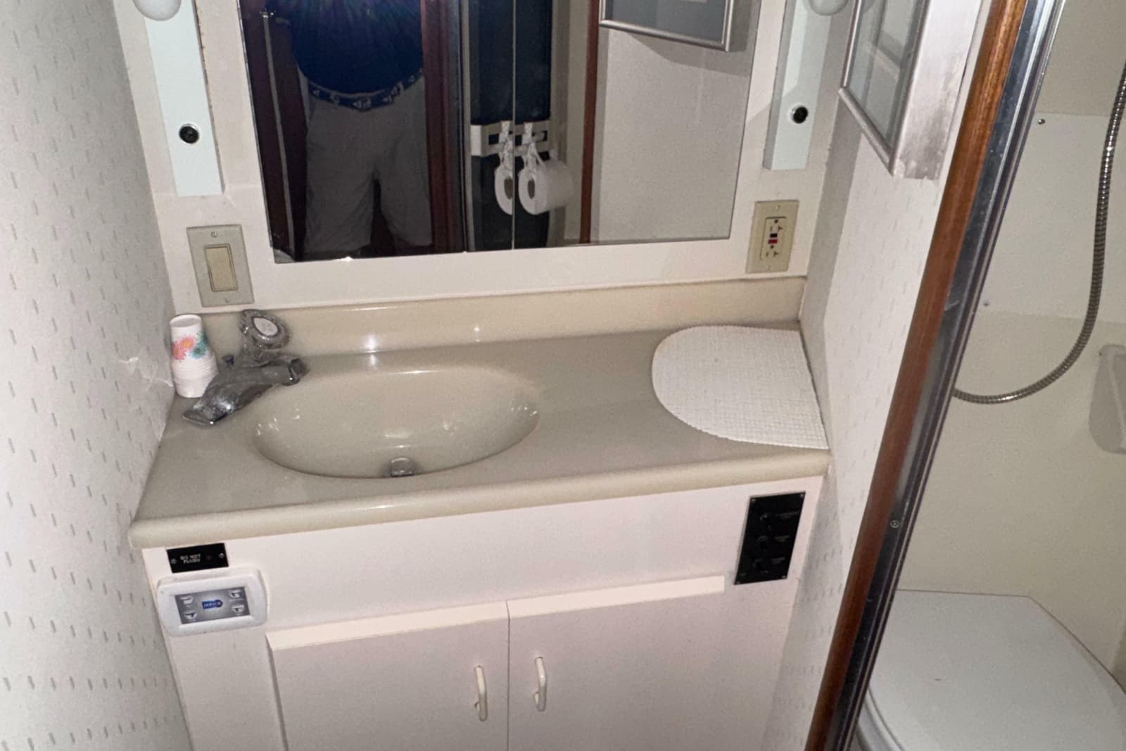 1992 Viking 35 Convertible - Photo 23
