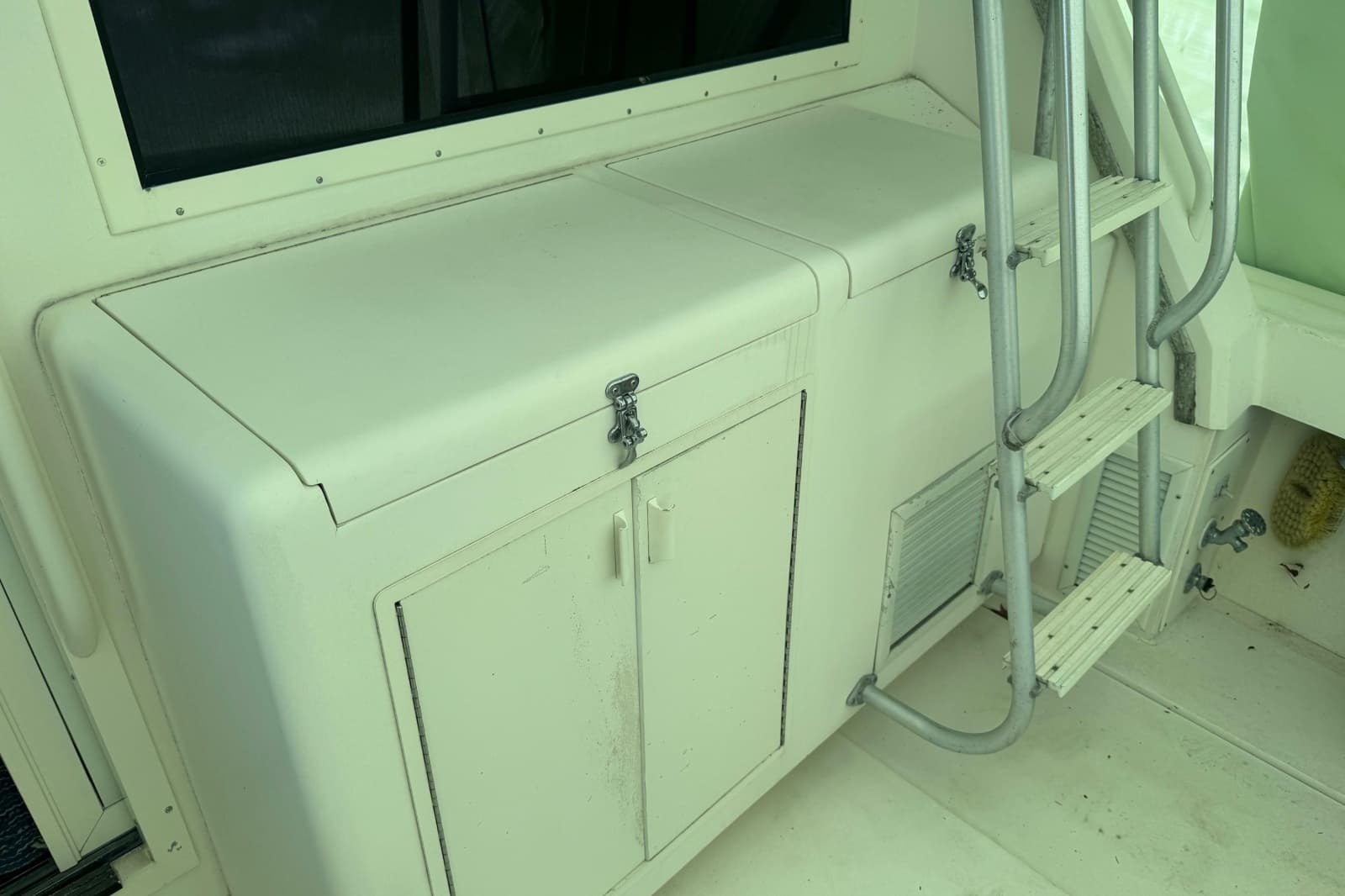 1992 Viking 35 Convertible - Photo 26