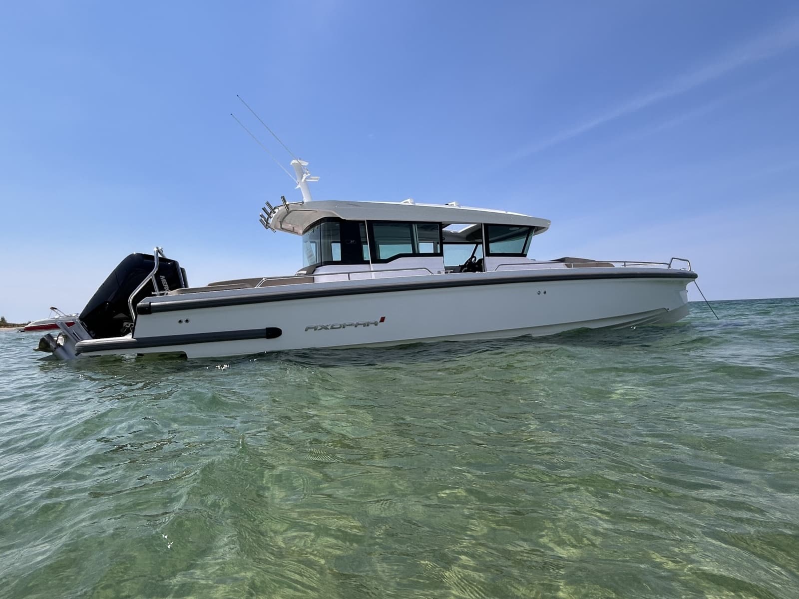 2024 Axopar 37 XC Cross Cabin - Photo 4