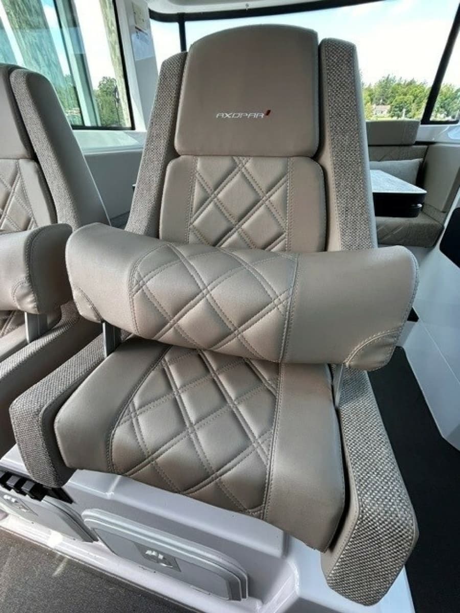 2024 Axopar 37 XC Cross Cabin - Photo 14