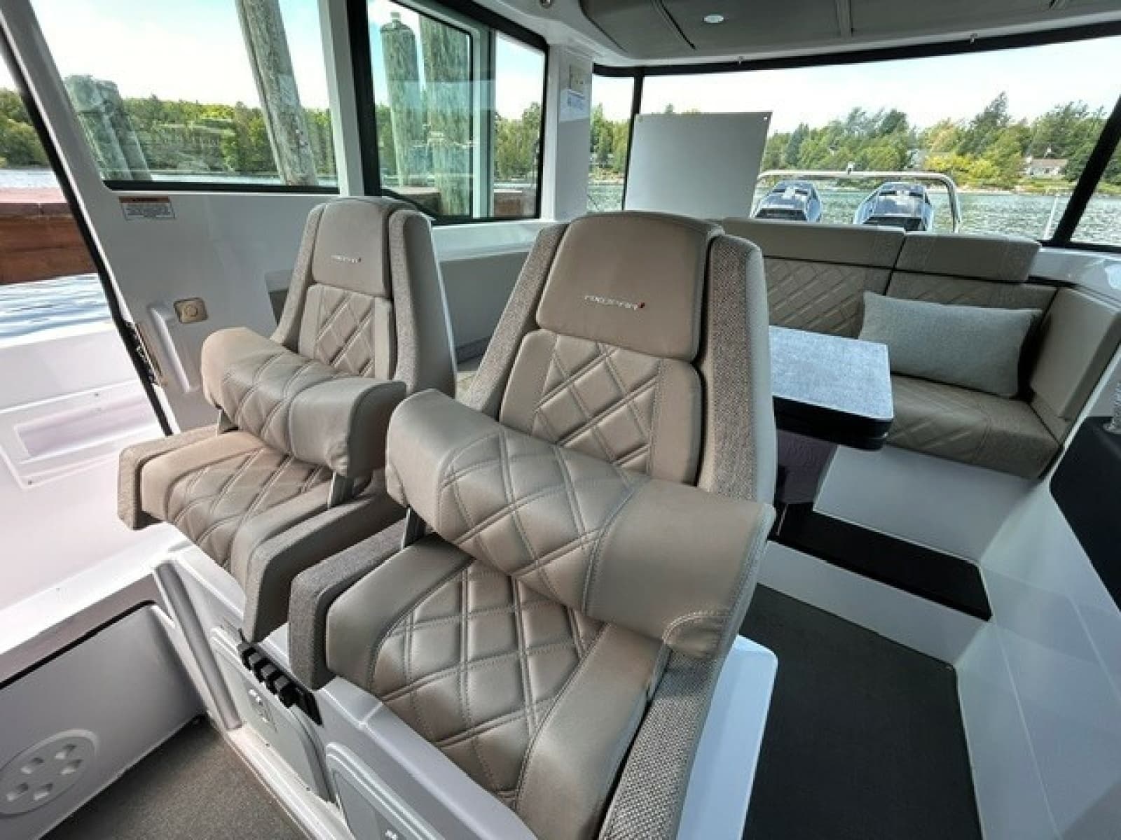 2024 Axopar 37 XC Cross Cabin - Photo 15