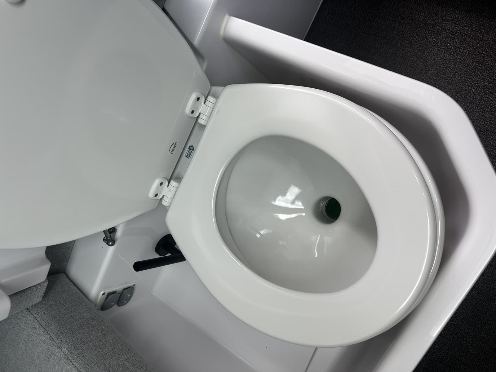 2024 Axopar 37 XC Cross Cabin - Photo 9