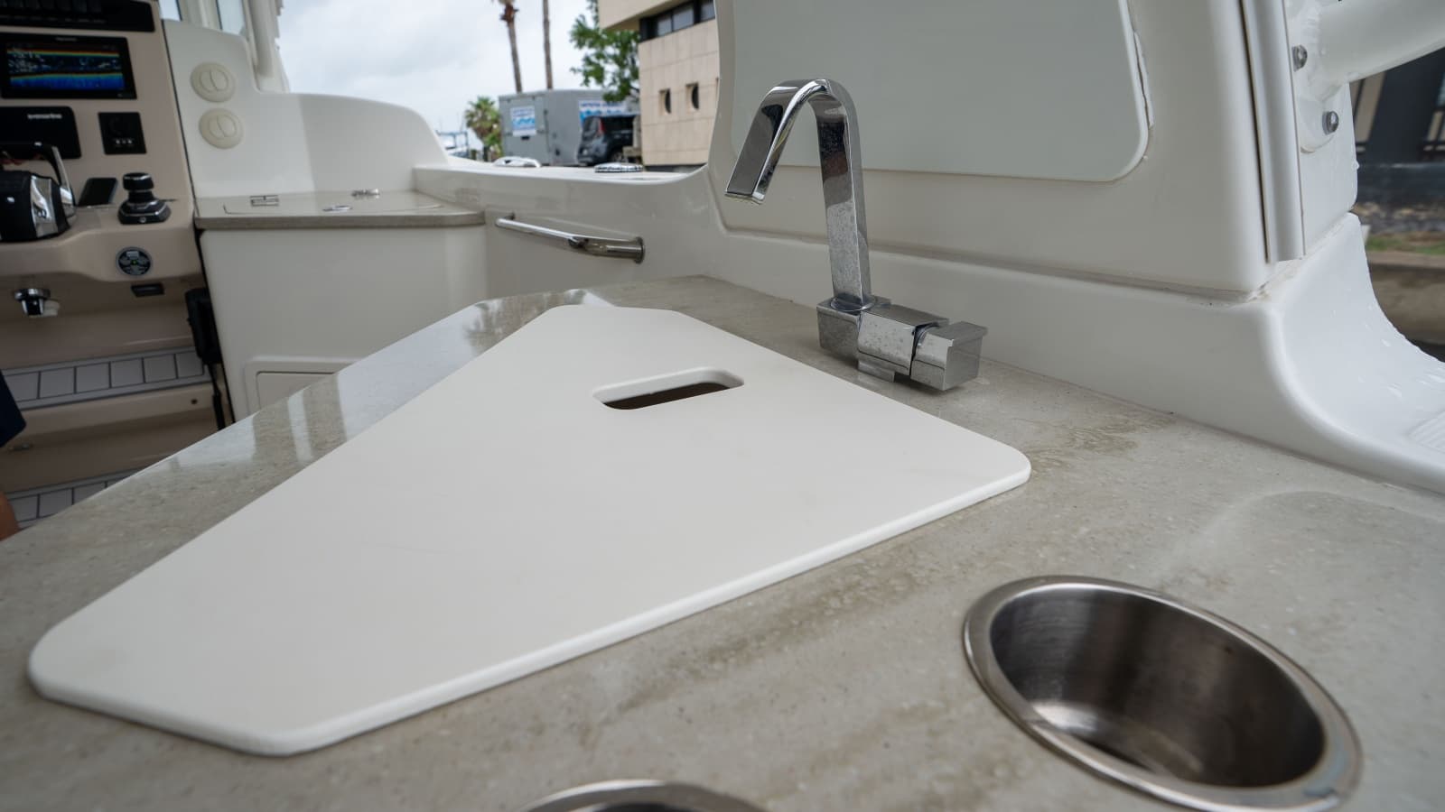2019 Boston Whaler 350 Realm - Photo 18