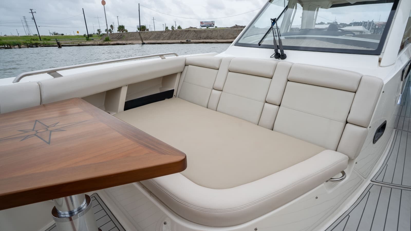 2019 Boston Whaler 350 Realm - Photo 28
