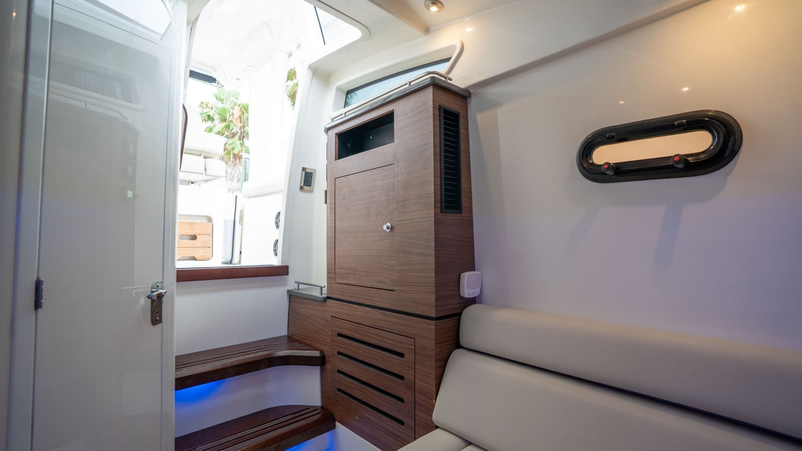 2019 Boston Whaler 350 Realm - Photo 30