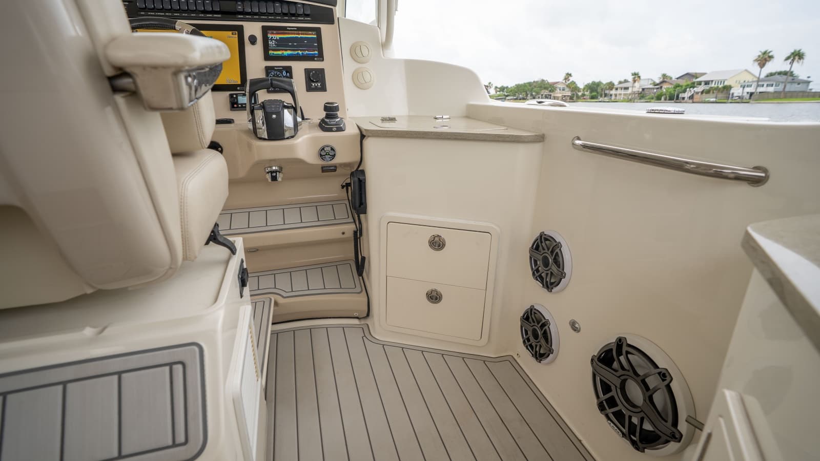 2019 Boston Whaler 350 Realm - Photo 21