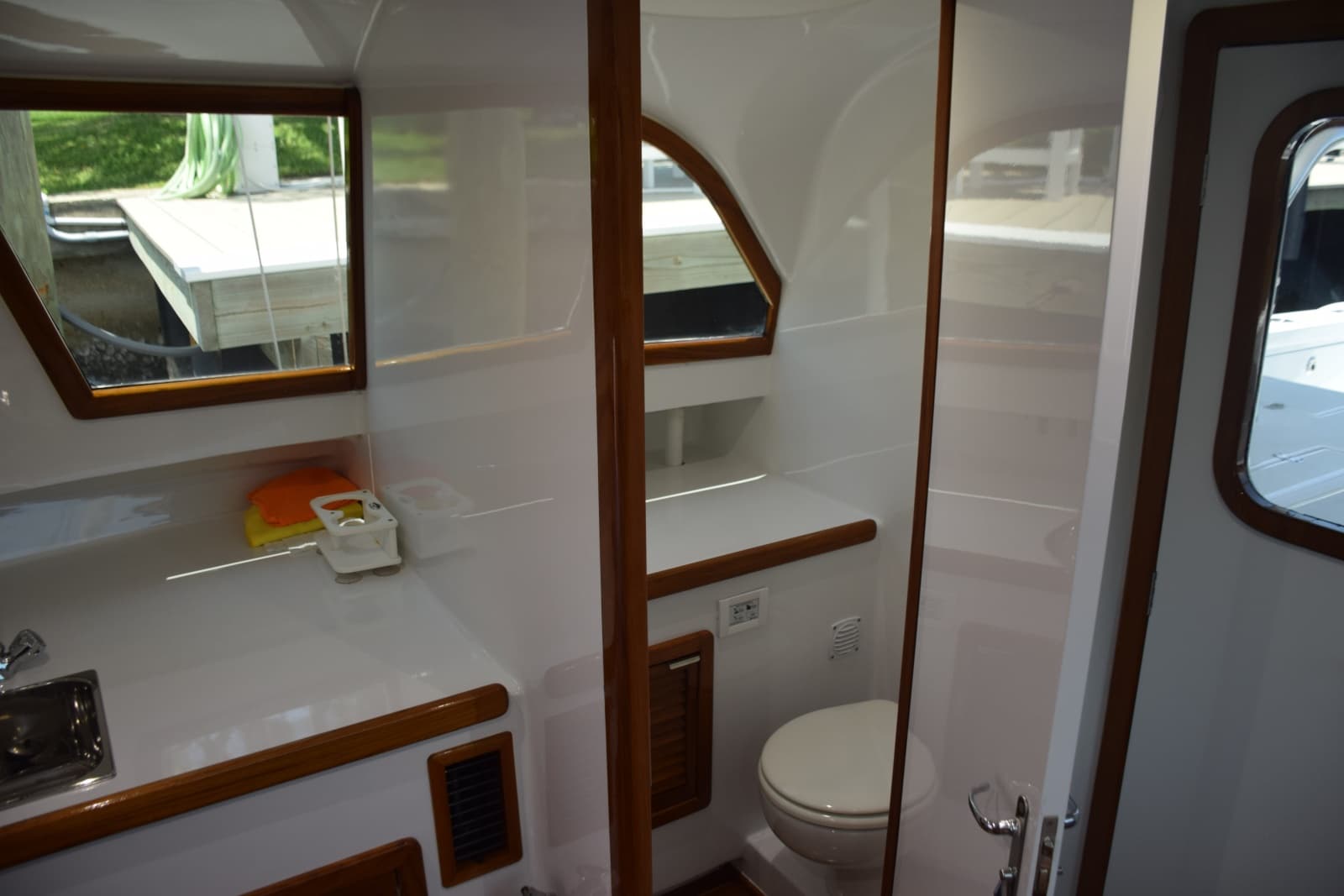 1962 Bertram 31 Express Cruiser - Photo 16