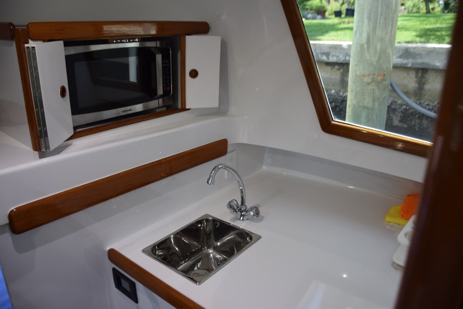 1962 Bertram 31 Express Cruiser - Photo 11