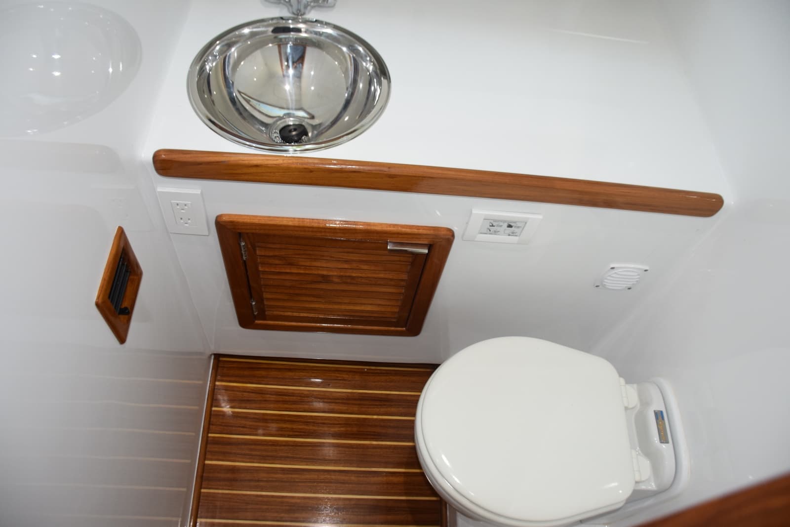 1962 Bertram 31 Express Cruiser - Photo 17