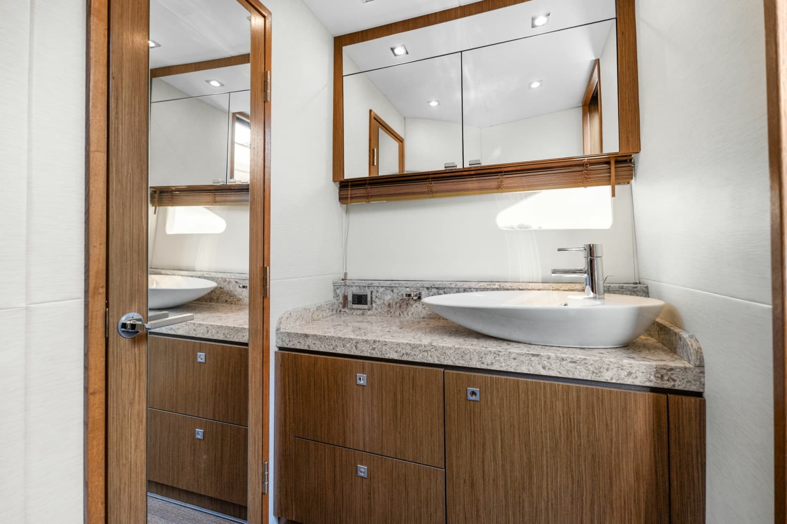 2017 Sea Ray SUNDANCER 510 - Photo 39