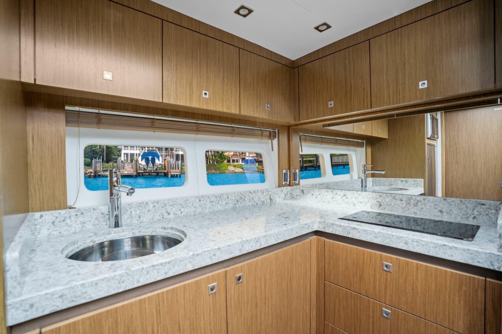 2017 Sea Ray SUNDANCER 510 - Photo 31